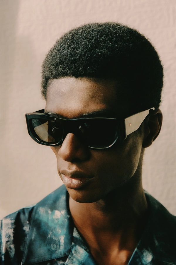 Sombre Élégance – Lunettes de Soleil Imposantes